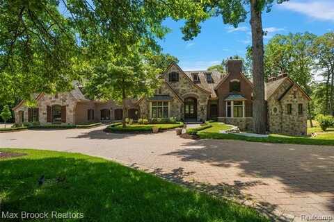 7420 Inner Circle Drive, Bloomfield Hills, MI 48301