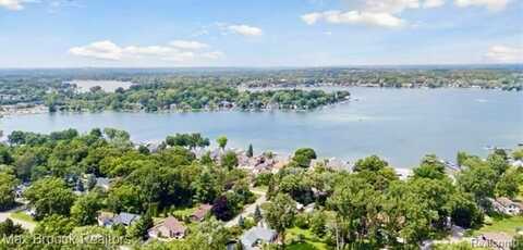 2915 Greenbrooke Lane, West Bloomfield, MI 48324