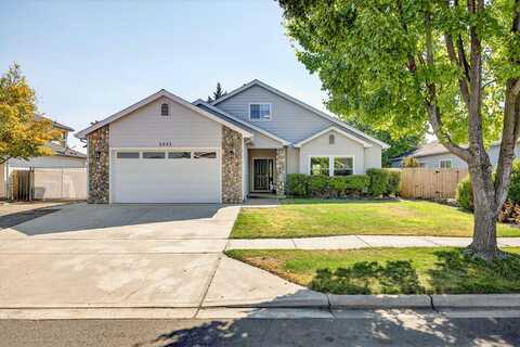 2033 Fallen Leaf Drive, Medford, OR 97501