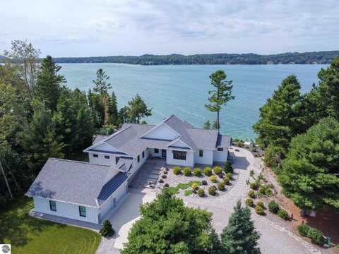3911 N Hareld Drive, Lake Leelanau, MI 49653