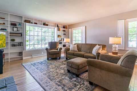 302 6th Street, Grundy Center, IA 50638
