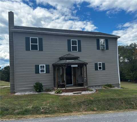 205 Beaufort Rd, Saint Clair, PA 15944