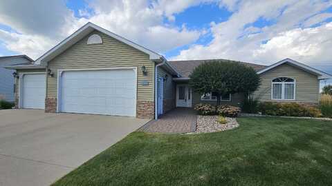 1220 Nicklaus Drive, Aberdeen, SD 57401