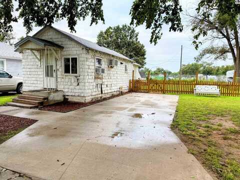 915 E 2nd Ave, Hutchinson, KS 67501
