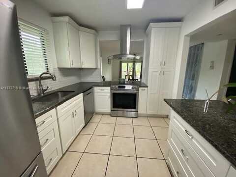 437 Lakeview Dr, Weston, FL 33326