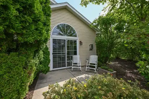 1166 Quinlan Dr, Pewaukee, WI 53072