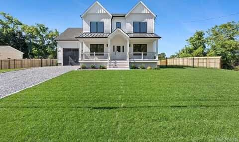 1900 Gillette Drive, East Marion, NY 11939