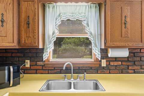 8 Lucas Lane, Bowdoinham, ME 04008