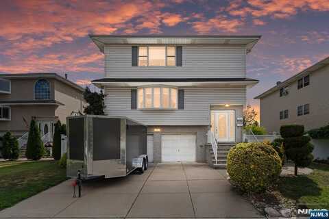 17 Acorn Road, Secaucus, NJ 07094