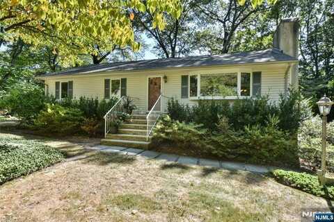 4 Dogwood Trail, Kinnelon, NJ 07405