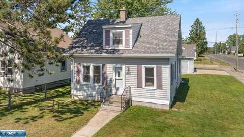400 9th St, Chisholm, MN 55719
