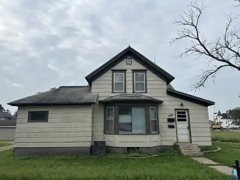 109 NE 4th St, Madison, SD 57042