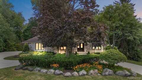 510 Hunters Crossing, Bloomfield Hills, MI 48304