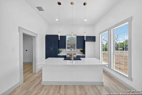 904 17th, Hondo, TX 78861
