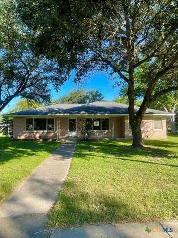302 E Devers Avenue, Ganado, TX 77962