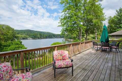 31 Lakeshore Dr, Oakland, NJ 07436