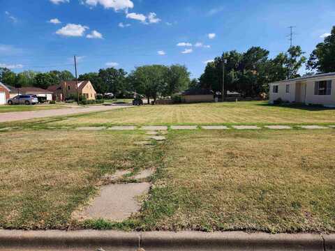 566 E 7th St, Russell, KS 67665