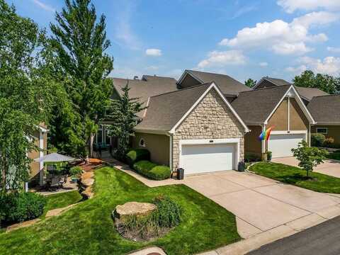 147 NW Pointe Drive, Gladstone, MO 64116