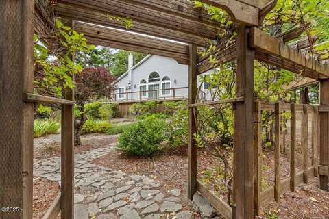 590 NW Terrace Street, Waldport, OR 97394