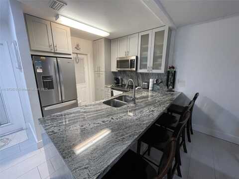 5103 NW 35th St, Lauderdale Lakes, FL 33319