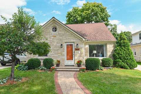 2616 N 85th St, Wauwatosa, WI 53226