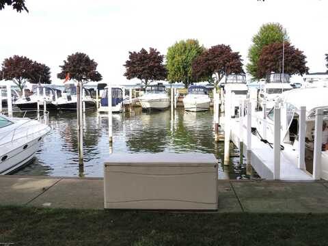 41700 Conger Bay G-271, Harrison, MI 48045