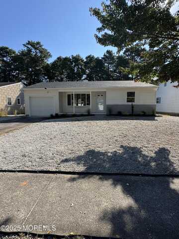 30 Zeeland Drive, Toms River, NJ 08757