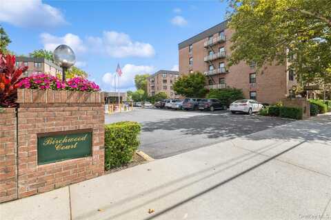 4 Birchwood Court, Mineola, NY 11501