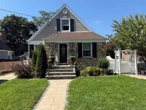 175 Wardwell Road, Mineola, NY 11501