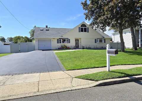 16 Ballad Circle, Holbrook, NY 11741