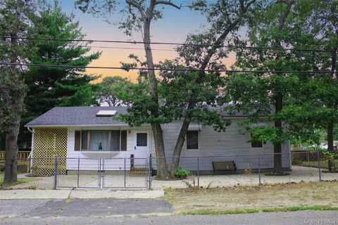 16 Daisy Place, Selden, NY 11784