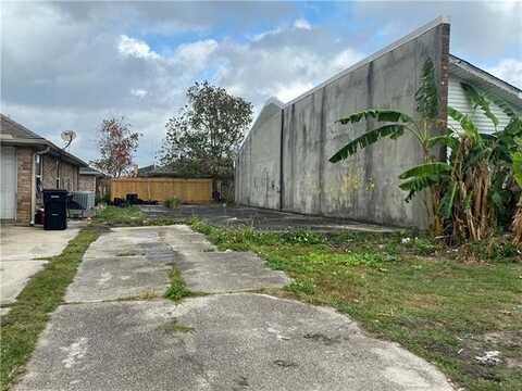 9017 W VIRTUE Street, Chalmette, LA 70043