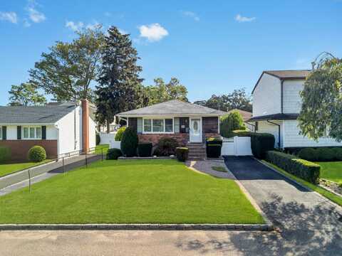29 Collins Avenue, Deer Park, NY 11729