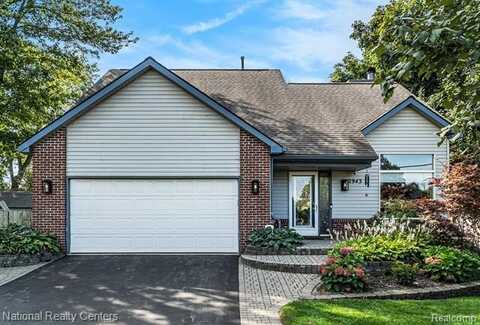 2943 N Lake Angelus Road W, Waterford, MI 48329
