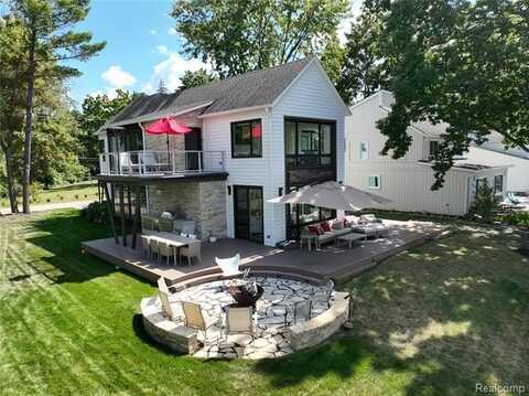 9658 Zukey Drive, Pinckney, MI 48169