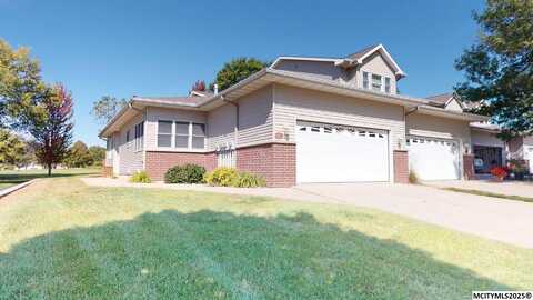 2140 Country Club Dr, MASON CITY, IA 50401