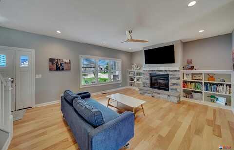 225 Knotty Pine Lane, Seward, NE 68434