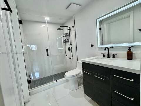 690 SW 1st Ct, Miami, FL 33130
