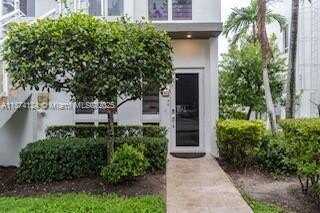 10255 NW 63 TER, Doral, FL 33178