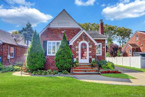 36 School Street, Malverne, NY 11565