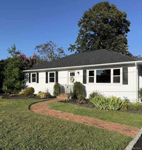 11 E Bay Drive, West Islip, NY 11795