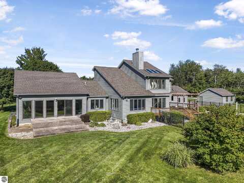 8086 Hagstrom Lane, Cadillac, MI 49601