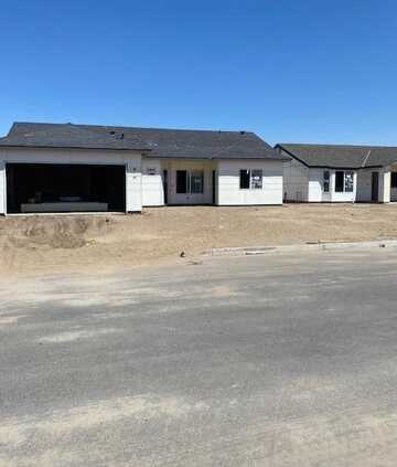 1156 S Royal Oak Place E, Porterville, CA 93257
