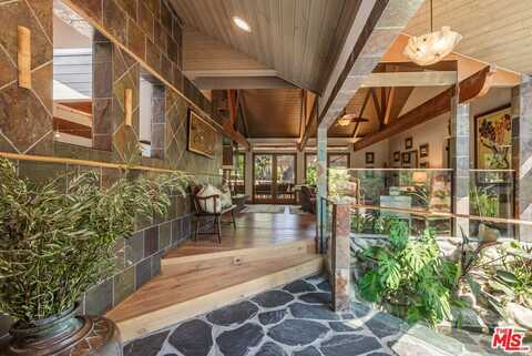1064 Meadows End Dr, Calabasas, CA 91302