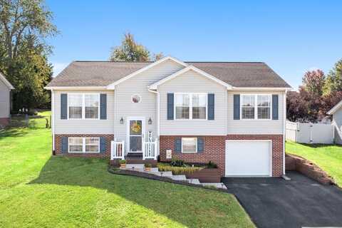 704 STONEWALL CIR, STAUNTON, VA 24401