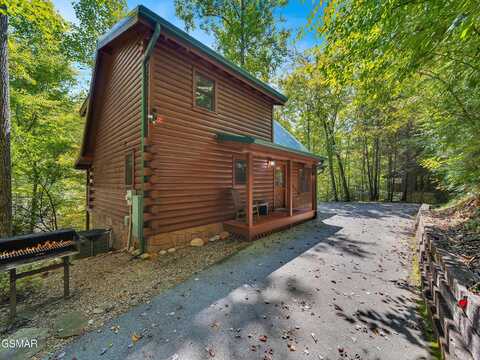 635 Black Bear Falls Way, Gatlinburg, TN 37738