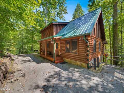 635 Black Bear Falls Way, Gatlinburg, TN 37738