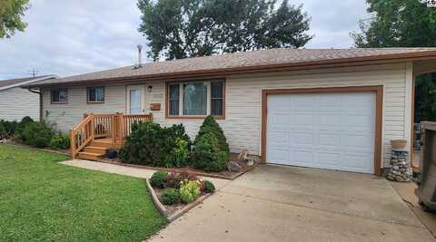 1203 Oak Cir, Salina, KS 67401