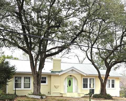 1601 N 5th Ave, Laurel, MS 39440