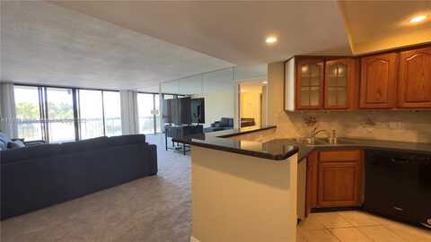 2425 Presidential Way, West Palm Beach, FL 33401